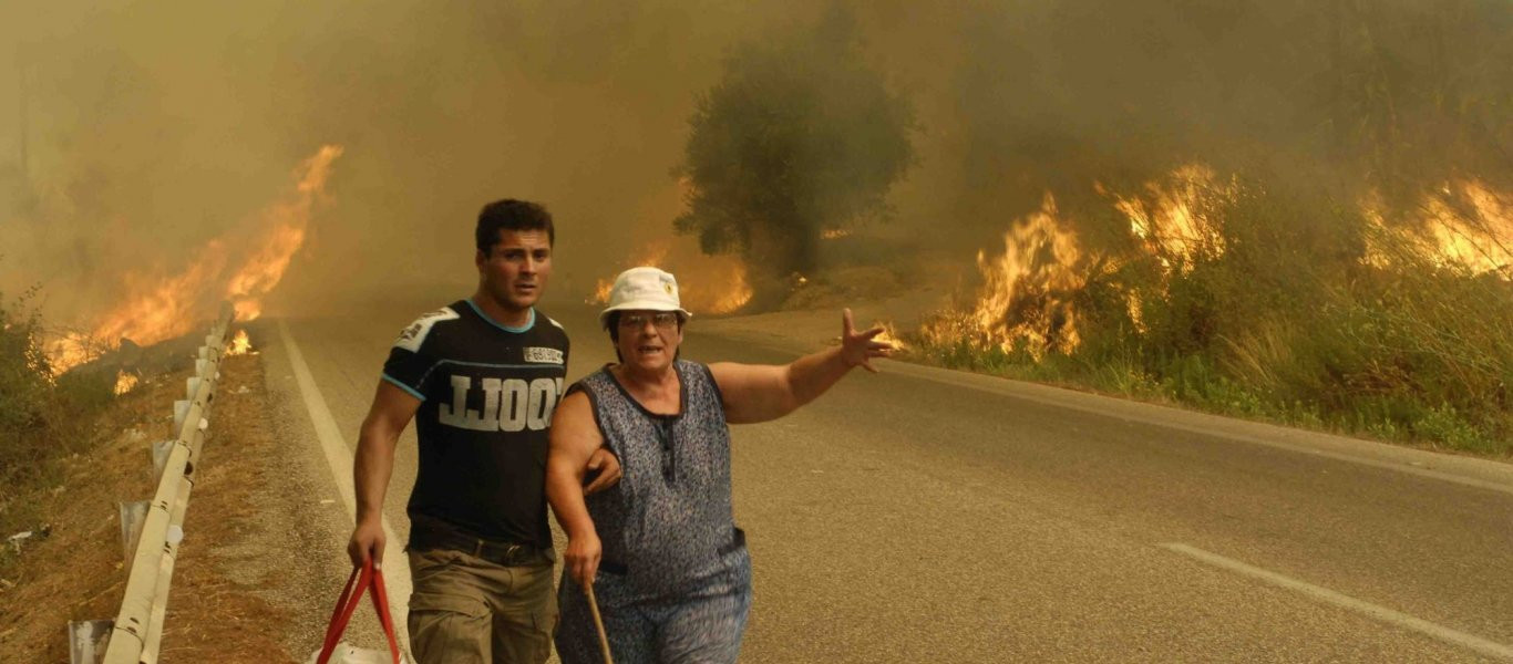 Ηλεία: Εν εξελίξει η πυρκαγιά που θυμίζει την «πύρινη κόλαση» του 2007 (φωτό, βίντεο)